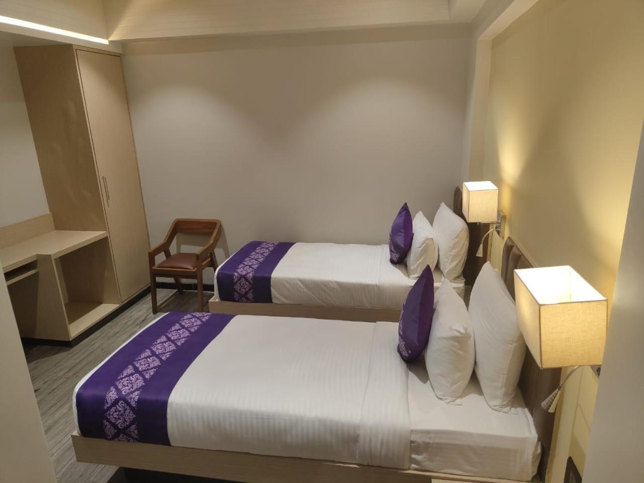 Hotel Purple Beds By Vits Dwarkesh, Surat Salabatpura Exterior foto