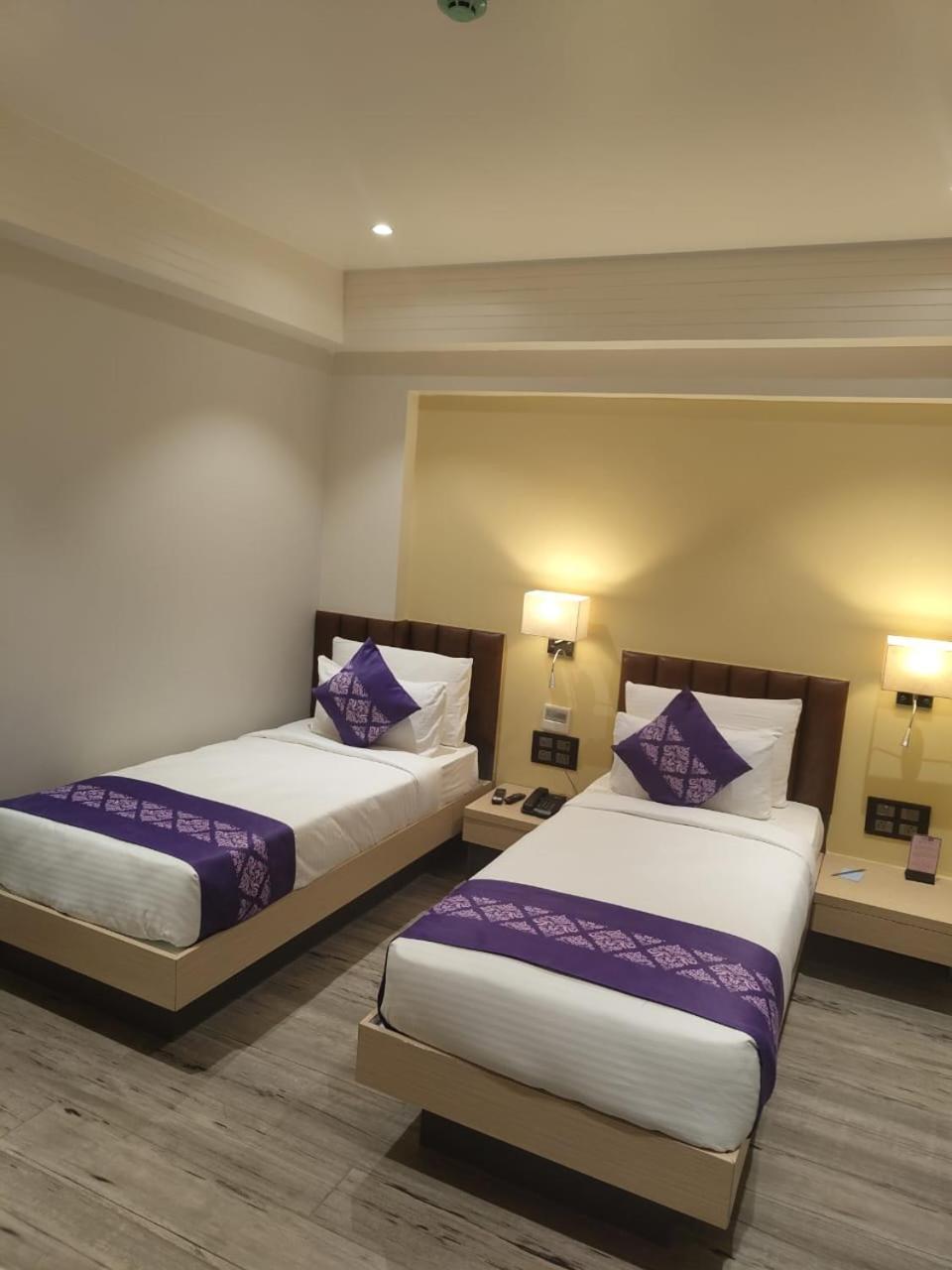 Hotel Purple Beds By Vits Dwarkesh, Surat Salabatpura Exterior foto